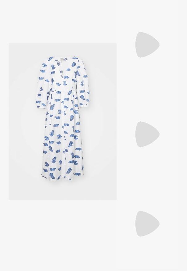 Abito bianco con stampa floreale blu, scollatura a V, maniche lunghe a sbuffo e vita arricciata, realizzato in tessuto leggero, lunghezza fino al ginocchio.; Sandali piatti marroni con ampi cinturini incrociati in materiale sintetico liscio e una suola piatta e minimalista.; Borsa a spalla in suede marrone con due manici lunghi, caratterizzata da una texture liscia, design semplice e senza hardware o dettagli visibili.; Orologio in metallo dorato e argentato con cassa rettangolare, quadrante bianco texturizzato, due lancette dorate e bracciale a maglia mix di finitura lucida e spazzolata.