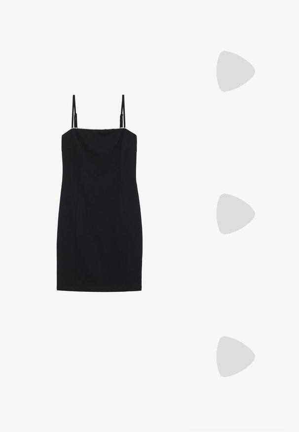 Vestido mini preto com alças finas e decote reto. Apresenta uma silhueta ajustada e uma borda texturizada ao longo do decote.; Sapato slingback preto em pele patentada com bico apontado, tiras no tornozelo apresentando fivelas e acessórios prateados, e um salto elegante.; Bolsa de mão metálica dourada com um design estruturado, textura suave e alça ajustável. Apresenta uma forma triangular única e costura minimalista.; Brincos em tom de ouro com formas onduladas e texturizadas. Inclui studs escultóricos com presilha e um design de argola aberta com um acabamento martelado.