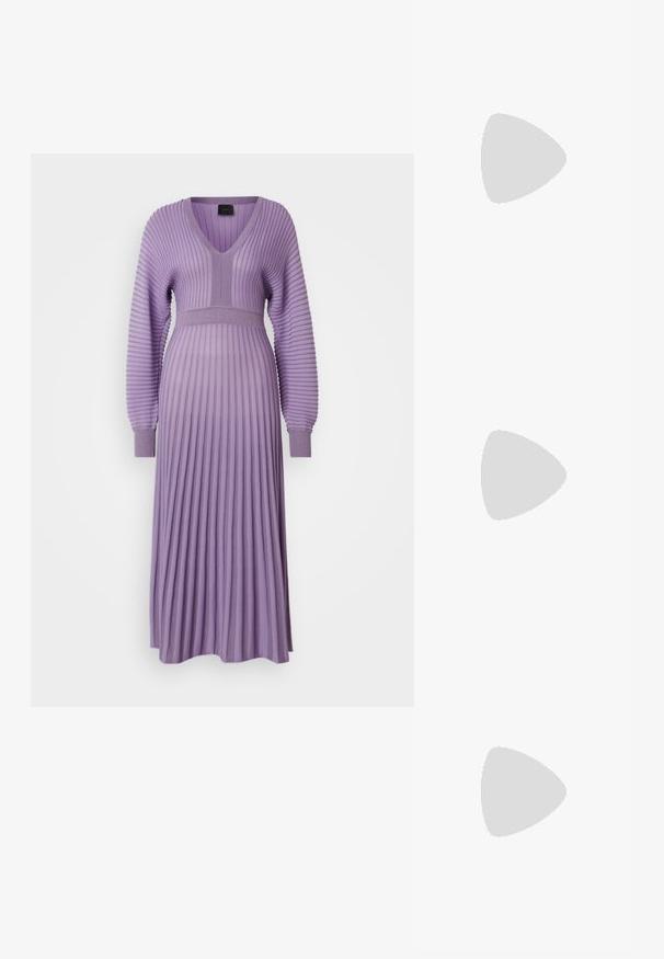 Alyvinė šonkaulinė megzta suknelė su V formos dekolte, ilgomis burbulinėmis rankovėmis, aptemptu liemeniu ir platėjančia sijono forma su vertikaliomis raukšlėmis.; Juodos aukštakulnės sandalai pasižymi plonyčiais dirželiais su mazgo dizainu, lygiu kvadratiniu pirštu ir elegantišku stiletto kulnu.; Šviesiai pilka metalinė rankinė su grandinėlės dirželiu, papuošta mažais apvaliais metaliniais smeigėmis ir trikampiu prekės ženklu.; Sidabrinės auskarai žiedai su lygiu, blizgiu paviršiumi. Suapvalinta forma, lengvas dizainas, su uždarymu ant smeigtuko.