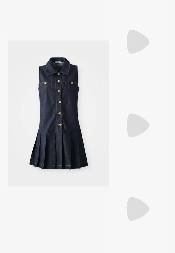Denim jurk met een kraag, mouwloos ontwerp, gouden knopen aan de voorkant, twee borstzakken en een geplooide rok van donkerblauwe stof.; Zwart patent slingback hak met een spitse neus, voorzien van een gestructureerde slangenprint, verstelbare band en een korte, gestructureerde blokhak.; Zwarte leren schoudertas met twee vo pockets, gouden gespen, ritsluiting en een smalle band. Tekstuur oppervlak en compacte rechthoekige vorm.; Gouden metalen oorbellen in de vorm van een gebogen, verlengde hoop. Kenmerkend zijn het gladde, glanzende oppervlak en de afgeronde punt voor extra detail.