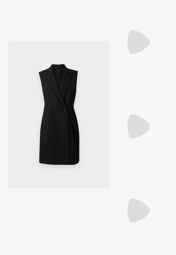 Musta hihaton bleiserimekko, jossa on vartalonmukainen leikkaus, kaksipainonappi kiinnitys ja sileä pintakuvio. Varustettu vetoketjulla selässä helppoa pukeutumista varten.; Musta patent slingback-kiilakorko teräväkärkisellä muotoilulla, jossa on teksturoitu käärmeennahkakuosi, säädettävä remmi ja lyhyt, teksturoitu blokkiheel.; Musta nahkainen olkalaukku, jossa on kaksi etutaskua, kultaiset soljet, vetoketjukiinnitys ja kapea hihna. Teksturoidun pinnan ja kompaktin suorakaiteen muoto.; Korvakorut kultasävytteistä metallista, joissa on kaareva, pitkänomainen muoto. Ominaisuuksiin kuuluu sileä, kiiltävä pinta ja pyöreä kärki lisäyksinä.