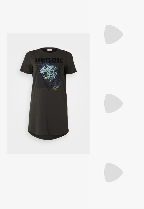 ONLY Carmakoma CARMICALA O NECK DRESS - Φόρεμα ημέρας - phantom; Μαύρο μποτάκι μέχρι τον αστράγαλο φτιαγμένο από γυαλιστερό, υφασμάτινο υλικό. Διαθέτει χοντρό τακούνι και λουράκι στο πίσω μέρος για εύκολη εφαρμογή.; Γυαλιά ηλίου με καβούρι σε σχήμα οβάλ, καφέ φίλτρο, λεπτά χέρια με υφή, ελαφρύ πλαστικό σκελε�τό.; Καφέ σουέτ τσάντα με δύο λαβές στο επάνω μέρος και ρυθμιζόμενο λουρί ώμου. Διαθέτει δομημένο σχήμα και μινιμαλιστικό σχέδιο.