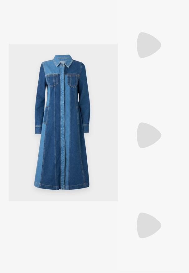 Denim-mekko, jossa on kauluspanta, pitkät hihat, kaksi etutaskua ja kaksivärinen sininen design, jossa on pystysaumat. Säädettävä napitus.; Valkoiset nahkakenkä, joissa on sileä pinta, pyöreä varvas, vähäiset nyörit ja litteat kumipohjat. Yksinkertainen muotoilu ilman lisäkoristeita.; Musta nahkainen käsilaukku, joka on kaarevan kuun muotoinen, jossa on ohut hihna ja hienovarainen kultabrändäys edessä. Suora pinta, jossa on minimaalista metalliosuutta.; Korvakorut, joissa on hopeanvärinen hoops-muotoilu, sulava kaareva muoto ja teksturoitu pinta. Niissä on kiinnityspistoke.