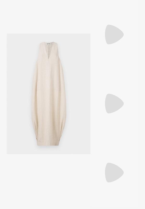 Ljust beige ärmlös klänning med v-ringning, texturerad tyg och en överdimensionerad form, med samlad detalj på sidorna. Märkesetikett högst upp.; Svart läderballetflat, spetsig tå, minimalistisk design, slät textur, låg klack, ingen synlig hårdvara eller utsmyckningar.; Svart läder crossbody-väska med en slät yta, rektangulär form och metallickedjedetalj på framsidan. Justerbar rem ingår.; Silver ring med dubbel band och en slät, polerad yta. Har en flödande, böjd design med överlappande sektioner för en modern stil.