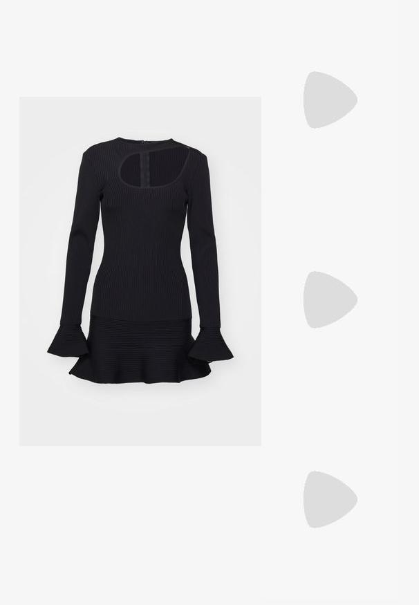 Vestido negro de canalé con mangas largas, presenta un escote redondo y puños acampanados, tejido texturizado y un detalle cortado en la parte posterior.; Botín de charol negro con costuras blancas, punta redondeada y tacón cuadrado. Presenta líneas de diseño curvas y una textura suave.; Gafas de sol de gran tamaño con estilo carey y lentes degradados, montura negra gruesa, combinadas con un abrigo texturizado oscuro y una blusa de seda.; Bolso de mano de cuero negro con forma rectangular delgada, que presenta dos asas redondas, herrajes dorados y un bolsillo con cremallera lateral.