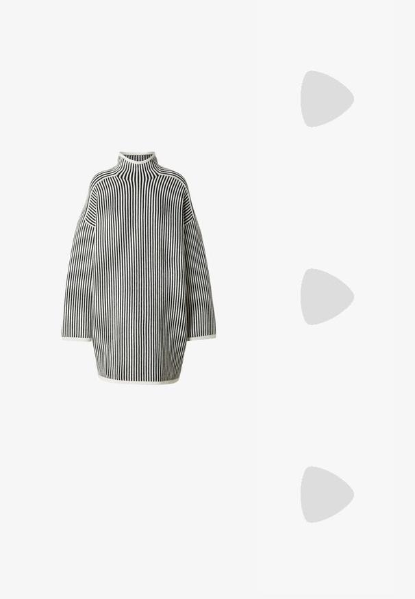 Gestreepte coltrui in zwart en wit. Heeft een losse pasvorm, ribbeltextuur en brede mouwen. Accenten zijn onder andere een hoge halslijn.; Zwarte gepatineerde leren slingback hakken met een puntige neus, uitsparing aan de zijkant en een kleine vierkante hak. Gladde textuur met minimale accenten.; Zwarte rechthoekige zonnebril met donkere lenzen, een gladde kunststof montuur en gebogen pootjes. Het ontwerp is robuust met een minimalistische esthetiek.; Bordeaux leren handtas met een zacht, gegathered ontwerp en een ronde vorm. De handgreep is stevig bevestigd en toont een gladde textuur.