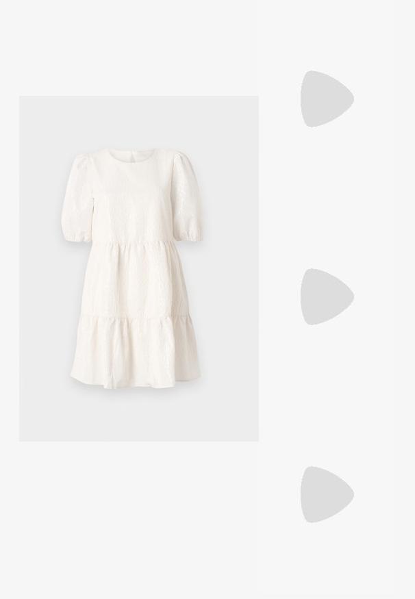 Bijela teksturirana haljina s okruglim izrezom, kratkim puf rukavima i višeslojnim, naboranim rubom. Ima detalj s zatvaranjem na leđima.; Crne platforme s potpeticom s oštrim vrhom i podešivom naramenicom. Izrađene od glatke kože, s masivnom blok petom.; Crna kožna torba s lukovitim oblikom, odvojivim remenom i zlatnim detaljima. Torba ima preklop s kopčom.; Prsten u zlatnoj nijansi s organskim, uvijenim dizajnom, glatkom teksturom i suženim krajevima, koji stvara moderan, skulpturalni izgled.