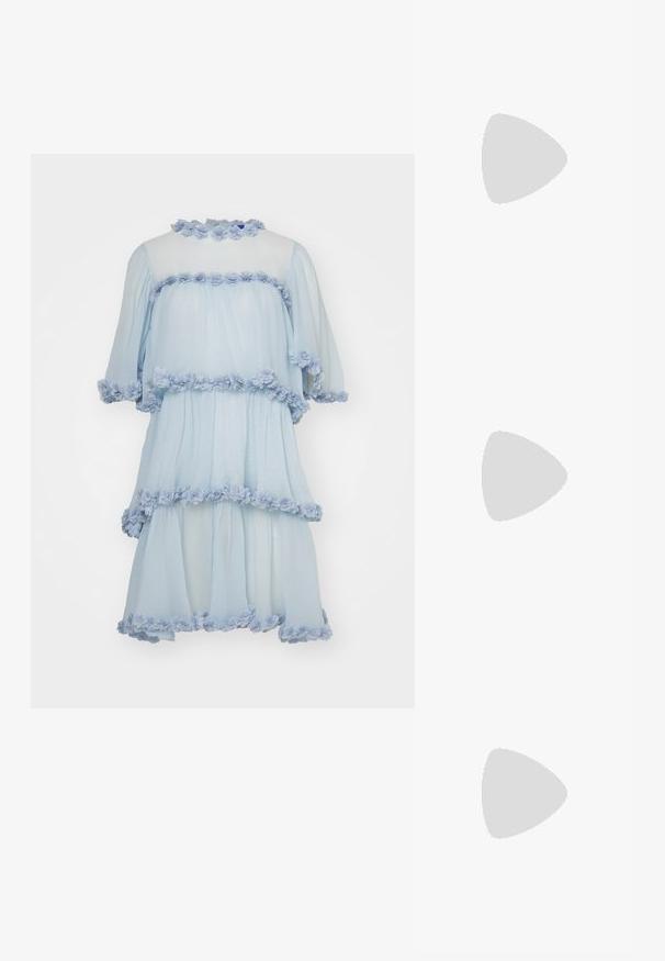 Cras FLOW DRESS - Kokteilinė suknelė / vakarėlių suknelė - celestial blue; Baltas patentinės odos aukštakulnis batelis su smailiu pirštu ir siaura stileto pakulne, turintis glotnią tekstūrą ir smėlio spalvos vidų.; Balta voko dėklas, pagamintas iš lygios odos, su sidabrine grandinėlės dirželiu ir metaliniu akcentu priekyje. Minimalistinis dizainas ir trikampio forma.; Sidabrinės auskarų žiedai su lygiu, blizgiu paviršiumi, minimalistiniu dizainu ir saugiu uždarymu viršuje.