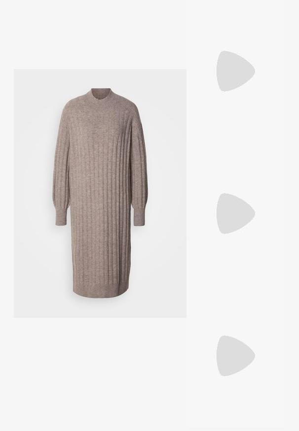 Pletena obleka iz svetlo rjave volne, z navpičnim rebrastim vzorcem, dolgimi rokavi z zoženimi manšetami in visokim okrog limbnim ovratnikom. Gladka tekstura.; Črne lakirane slingback pete s koničastim nosom in geometrijsko blokasto peto. Imajo eleganten, minimalističen dizajn in gladko teksturo.; Črna usnjena torbica s ukrivljeno obliko, z odstranljivo naramnico in zlatimi dodatki. Torbica ima pokrov s podrobnostmi v obliki zaponke.; Zlati prstan s organskim, zvitim dizajnom, gladko površino in taperiranimi konci, ki ustvarja modernega, skulpturalnega videza.