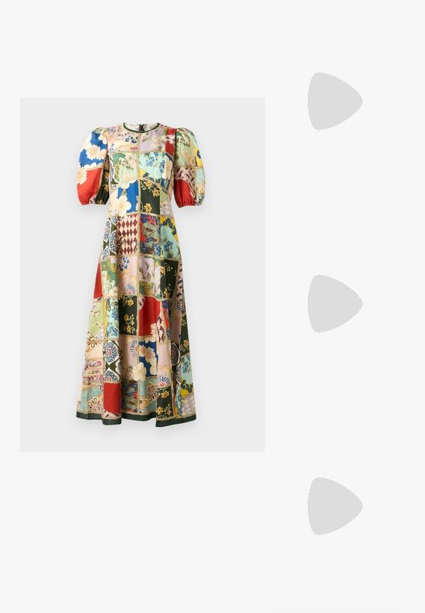 Vestido de retalhos multicolorido feito de algodão, com mangas bufantes, decote redondo e padrões florais e geométricos variados. Design de comprimento total.; Sandal de salto em ouro brilhante com bico fino, faixa de tornozelo fina e um salto esguio. A superfície tem um acabamento metálico texturizado.; Bolsa de ombro em couro preto com dois bolsos frontais, fivelas douradas, fecho de zíper e uma alça fina. Superfície texturizada e forma retangular compacta.; Brincos em metal dourado com forma de arco alongado e curvado. Apresentam uma superfície lisa e brilhante, com uma ponta arredondada para um detalhe adicional.