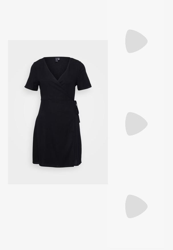 Vestido preto envolvente com mangas curtas e decote em V. Apresenta uma cintura com laço próprio e textura de tecido suave. Design de comprimento médio.; Sandy em verniz preto com salto slingback, ponta afilada e salto geométrico. Apresenta um design elegante e minimalista com textura suave.; Bolsa de couro preta com forma curva, alça destacável e detalhes em dourado. A bolsa possui uma aba com detalhe de fivela.; Quatro pares de brincos de prata: dois designs de argolas lisas e brilhantes, um texturizado e um coberto com pequenas pedras de strass transparentes.