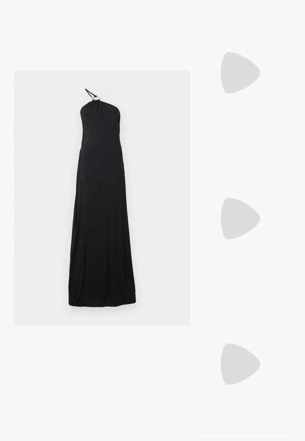 Svart halterneck-klänning i mjukt, stretchigt material. Har en draperad design med en åtsittande överdel och en flödande kjol. Inga märkbara dekorationer.; Svarta knähöga stövlar gjorda av slätt syntetmaterial. Har silverfärgade spännen och en accentring. Kraftig fyrkantig klack.; Svarta överdimensionerade solglasögon med ovala linser, slät plastbåge och guldaccent på bågarna. Mörka linser ger solskydd.; Svart läderhandväska med ett enda justerbart axelband, rektangulär form, framfack med dragkedja och subtilt strukturerad yta.