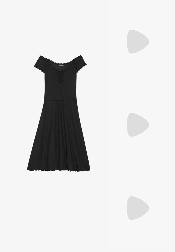 Rochie neagră, fără umeri, confecționată dintr-o țesătură ribbed, cu un corset ajustat, fustă evazată și detalii ondulate la decolteu.; Pantofii slingback din piele lăcuită neagră, cu vârf ascuțit, bretele pentru gleznă cu catarame și accesorii din argint, și un toc subțire.; Geantă de umăr metalică aurie cu un design structurat, textură netedă și curea reglabilă. Prezintă o formă triangulară unică și cusături minimaliste.; Cercei aurii cu forme texturate și ondulate. Include studs sculpturale cu clip și un design de cerc deschis cu un finisaj cioplit.