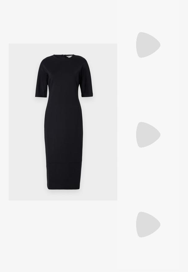 Schwarzes, figurbetontes, knielanges Kleid mit kurzen Ärmeln, rundem Ausschnitt und einem Rückenreißverschluss. Glatte Stoff mit einem dezenten Glanz.; Schwarze Leder-Slingback-High-Heels mit spitzem Zehenbereich, verstellbarem Riemen und schlankem Stiletto-Absatz, ausgestattet mit einer glatten Oberfläche.; Schwarze Lederhandtasche mit strukturiertem Oberflächen, silbernen Beschlägen, Schnappverschluss und einem kurzen Griff zum Tragen. Kompaktes und strukturiertes Design.; Kapuzenschnitt Kleid in tiefroter Farbe mit glatter Textur. Ausgestattet mit einer Perlenkette, die in der Mitte mit einem dekorativen silbernen Akzent versehen ist.