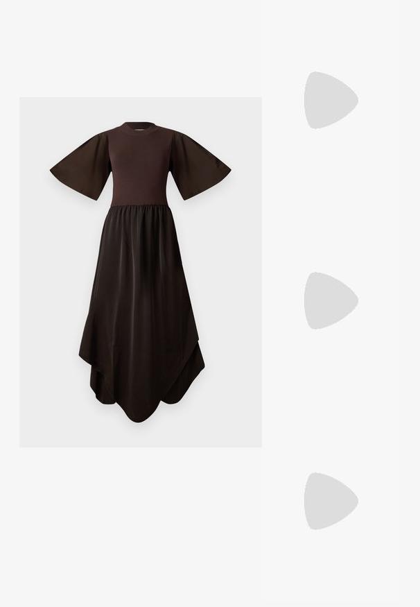 Brun kjole med en tettsittende strikket overdel og flagrende korte ermer, som går over til en flytende, asymmetrisk satengskjørt. Jevn tekstur gjennom hele.; Sorte patentlær slingback-sko med spiss tå, detaljer i sølv og lav blokkheel. Glatt, skinnende tekstur gjennom hele.; Svart lær crossbody-veske med glatt tekstur, rektangulær form og metallkjede detaljer på framsiden. Justerbar stroppe inkludert.; Sølv dråpeøreringer med firkantet studs, med en glatt, polert overflate og en tåreformet design som reflekterer lys med en blank overflate.