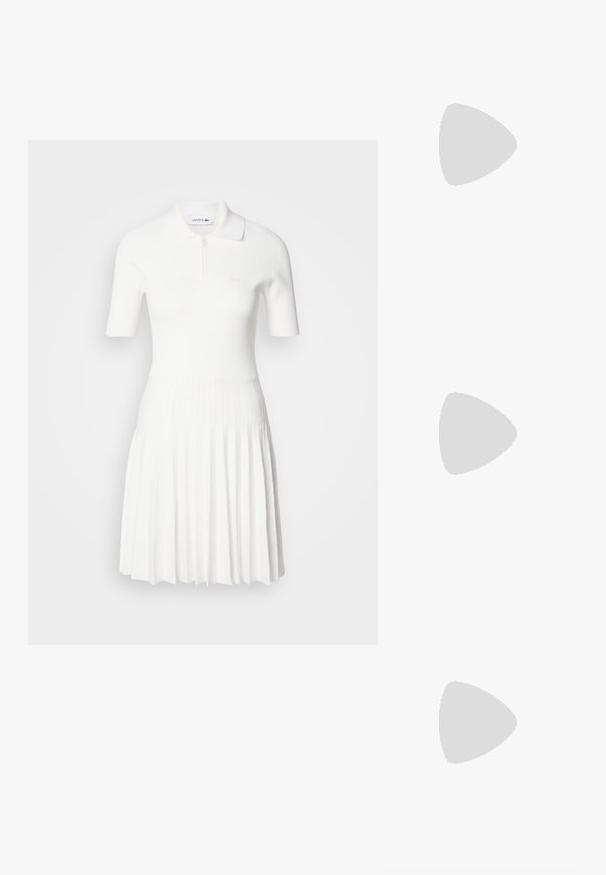 Valge soonikkoes polo kleit lühikeste varrukatega, lukuga ja plisseeritud seelikuosaga. Sile tekstuur ning delikaatne logo detail rinnaosas.; Mustad musta värvi kontsandaalid on varustatud peente rihmadega, millel on sõlmekujundus, siledad ruudukujulised varbad ja stiilne stilettokonts.; Helehall metallik handbags, millel on kett, kaunistatud väikeste ümmarguste metallist õmblustega ja kolmnurkse brändi logoga.; Hõbedast rõngaskõrvarõngad sileda ja läikiva pinnaga, kõveriku kujuga ning postitaksega sulgur. Minimalistlik disain kaasaegse viimistlusega.