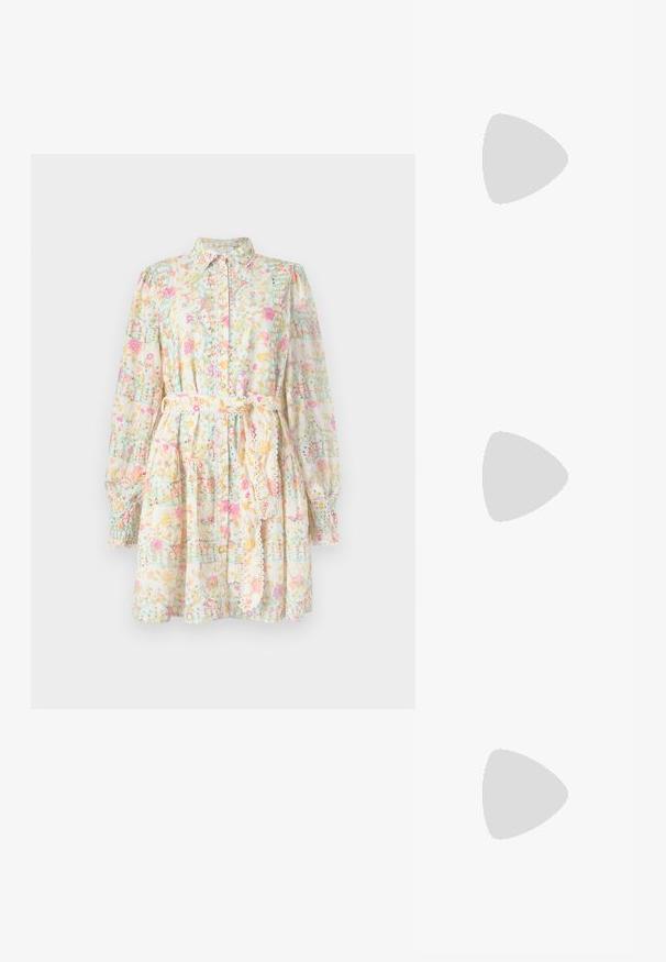 Cvečni šal v lahkem materialu, ki ima ovratnik, dolge pufaste rokave, vezi in je potiskan s pastelno cvetjem in mrežastimi črtami.; Zlate kovinske sandale s peto, ki imajo zapleteno zasnovo, kvadratno blok peto in nastavljiv gležnjski trak z zaponko. Gladka tekstura.; Rumeno usnjeno-usnje z vzorcem krokodila, s strukturiranim dizajnom, zgornjo ročajem, snemljivo verižico in dekorativnim kristalnim okrasjem na zaponki.; Uhane nakit iz zlatastega tona z gladko, ukrivljeno zasnovo. Ima edinstveno koničasto obliko, polirano površino in zaponko s tečajem.