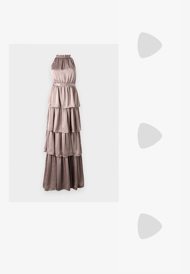 Maxi-mallinen kerroksellinen mekko vaaleassa taupe-värissä, satiinimateriaalista. Ominaisuuksiin kuuluu nyörityspääntie, elastinen vyötärö ja kerrokselliset rypytykset hameessa.; Korkokenkät, joissa on terävä kärki ja hopea, kultainen sekä nude-väriyhdistelmä. Kiiltävä pinta ja leikkausdesign, varustettuna stikettikorkealla.; Hopeapintainen metallinen pussilaukku, jolla on pehmeä, pyöreä muoto ja solmittava yläosa. Valmistettu sileästä tekonahkamateriaalista.; Hope hopea, joissa on kierren muotoilu, kiiltävä pinta ja takana kiinnitettävä suljin. Halkaisija noin 3 cm.