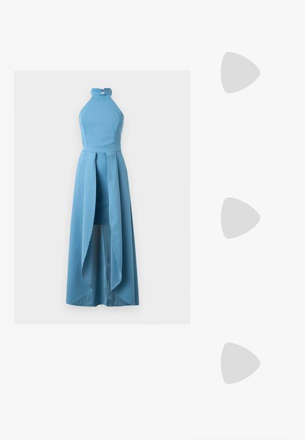 Um vestido de alças em tecido azul claro, com um corpete ajustado e uma bainha assimétrica alta-baixa com um drapeado fluído.; Saltos slingback em verniz preto com bico pontiagudo e um pequeno salto bloco, apresentando um detalhe de fivela prateada na tira.; Óculos de sol retangulares pretos com lentes escuras, armação de plástico espessa e hastes largas. Superfície lisa e design angular.; Bolsa amarela em pele de crocodilo falsa, com um design estruturado, pega no topo, alça de corrente removível e decoração de cristal no fecho.