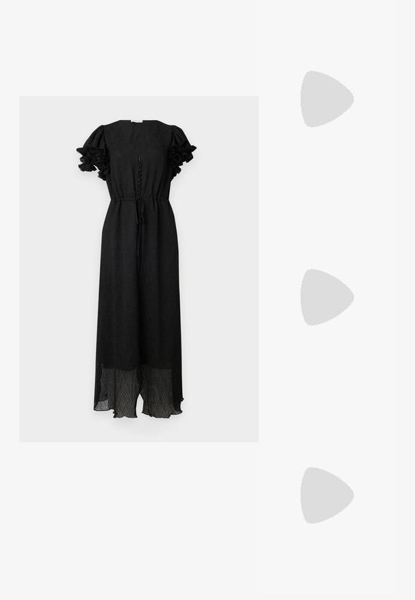Zwarte jurk met een V-hals, ruches korte mouwen, een knopenlijst aan de voorkant en een taille met trekkoord; heeft een gestructureerde stof en een vloerlang zoom.; Zwarte leren ballerina met een ronde neus, gladde textuur, minimale stikdetails en een flexibele zoolontwerp.; Zwarte leren halfronde tas met een gouden hardware accent, voorzien van een ritssluiting. Draagt crossbody over een grijze trui.; Gouden knoopstuds met een gedraaide design. Elke oorring heeft een ronde transparante achterkant voor een veilige draagervaring.