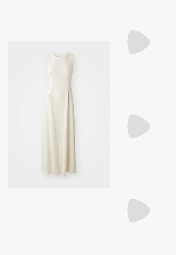 Robe maxi sans manches de couleur crème en tissu texturé, avec un col rond et de légères plis à l'avant.; Chaussures slingback en cuir verni noir avec un bout pointu, des détails en métal argenté et un faible talon bloc. Texture lisse et brillante tout au long.; Sac bandoulière en cuir noir avec une texture lisse, de forme rectangulaire et un détail en chaîne métallique à l'avant. Sangle réglable incluse.; Boucles d'oreilles en argent avec un clou carré, présentant une finition lisse et polie ainsi qu'une forme en goutte d'eau, réfléchissant la lumière grâce à une surface brillante.