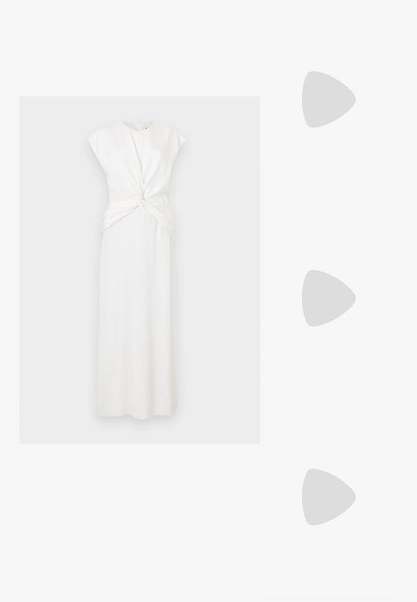 Weißes, ärmelloses Kleid mit hohem Ausschnitt und gedrehtem Vorderdesign. Lange, gerade Silhouette mit glatter Textur. Reißverschlussverschluss hinten.; Weißes kurzärmliges T-Shirt aus geripptem Stoff. Runder Halsausschnitt, normale Passform und dezente Nähte. Keine Muster oder Grafiken.; Schwarze Leder-Ballettschuhe mit abgerundeter Spitze, glatter Textur, minimalen Nähdetails und einem flexiblen Sohlen-Design.; Schwarze Lederhandtasche mit geschwungener Form, die ein dekoratives Design auf der Vorderseite, einen kurzen Trageriemen und Akzente in goldfarbener Hardware aufweist.