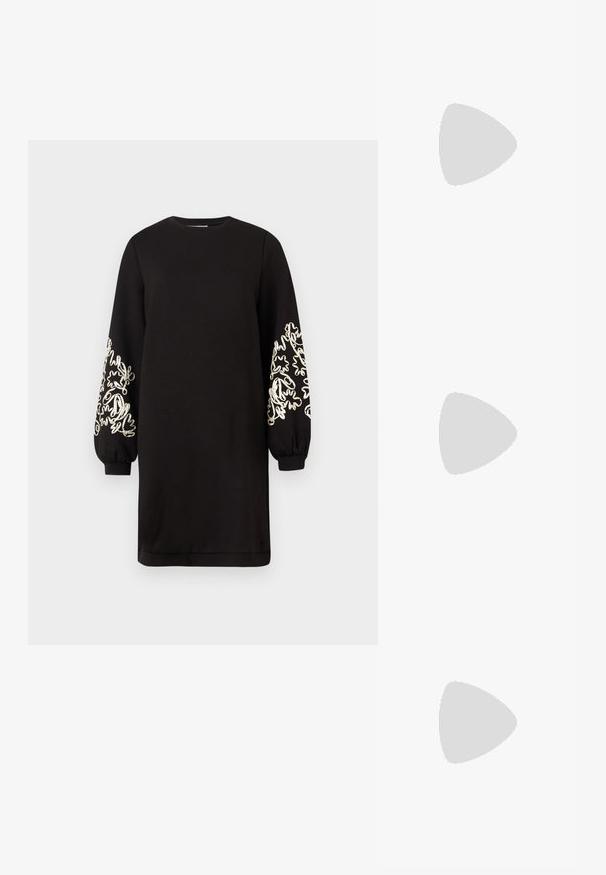 Rochie neagră cu mâneci lungi, decolteu rotund, cu mâneci ușor bufante și broderie abstractă albă cu flori pe partea inferioară a mânecilor.; Pantofi cu toc slingback din piele lacuită neagră, cu vârf ascuțit și toc geometric. Prezintă un design elegant, minimalist și o textură netedă.; Geantă din piele neagră, cu o formă curbată, curea detașabilă și accesorii aurii. Geanta are un capac cu un detaliu tip cataramă.; Cercei aurii cu forme texturate și ondulate. Include studs sculpturale cu clip și un design de cerc deschis cu un finisaj cioplit.