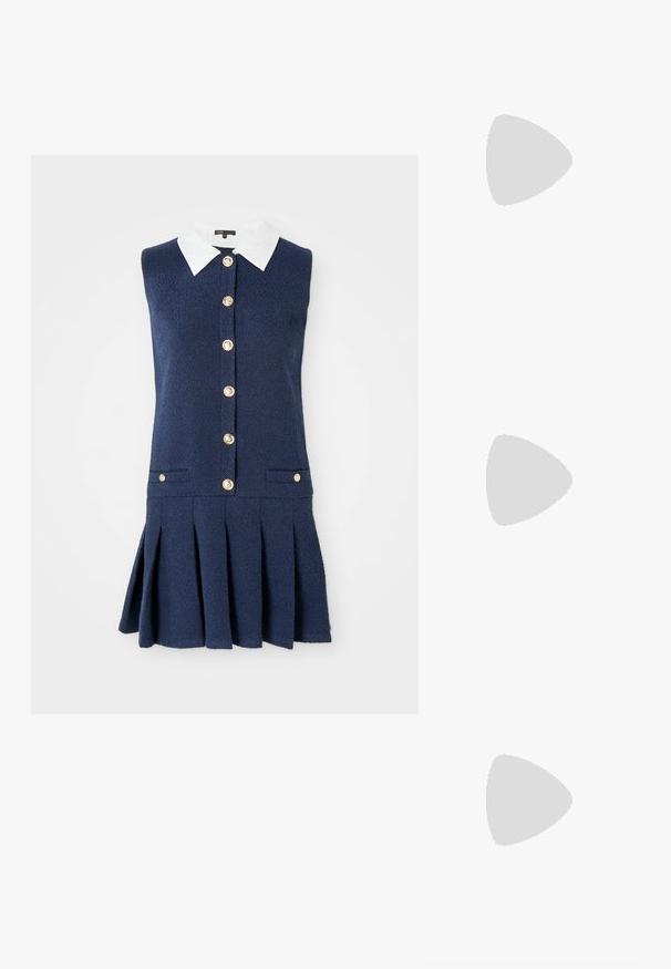 Robe sans manches bleu marine avec un col blanc, dotée d'une fermeture à boutons, de deux poches latérales et d'un design de jupes plissées. Tissu texturé.; Ballerine en cuir verni noir avec un bout carré, sangle de cheville avec des détails en métal argenté et semelle plate. Texture lisse avec un design minimaliste.; Sac à main en cuir noir avec des détails en franges, chaîne dorée pour l'épaule et une poignée découpée. Présente le logo sur le devant.; Boucles d'oreilles en ton or avec plusieurs chaînes en cascade, présentant des accents en strass ovales transparents et des dessus à clous décoratifs.