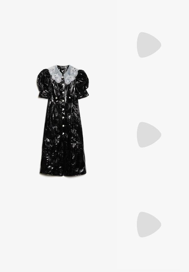 Μαύρο γυαλιστερό παλτό από πατενταρισμένο δέρμα με φουσκωτά μανίκια, λευκό κεντημένο γιακά και μεγάλες διακοσμητικές κουμπότρυπες μπροστά.; Μαύρη πατέντα σλινγκμπάκ γόβα με μυτερή μύτη, διαθέτει υφή από φίδι, ρυθμιζόμενο λουρί και κοντή, υφή τετράγωνη φτέρνα.; Μαύρη δερμάτινη τσάντα ώμου με δύο μπροστινές τσέπες, χρυσά κούμπωματα, κλείσιμο με φερμουάρ και λεπτό λουρί. Υφή επιφάνειας και κομψό ορθογώνιο σχήμα.; Χρυσές μεταλλικές σκουλαρίκια κρίκοι με καμπυλωτό, ελκυστικό σχήμα. Περιλαμβάνουν μια λεία, γυαλιστερή επιφάνεια και στρογγυλή άκρη για πρόσθετη λεπτομέρεια.