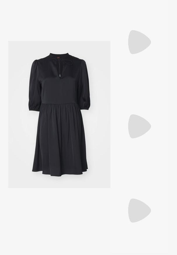 Μαύρο φόρεμα από λείο ύφασμα, με ψηλό γιακά, λεπτομέρεια με κόμπο στον λαιμό, φουσκωτά μανίκια και πτυχωμένη μέση.; Μαύρο παπούτσι slingback με αιχμηρή μύτη και χαμηλό τακούνι, κατασκευασμένο από λείο δέρμα με σχέδιο κοπής στη πλευρά για αερισμό.; Μαύρη δερμάτινη τσάντα ώμου με απαλή υφή, τριγωνικό σχήμα και ρυθμιζόμενο λουρί, συνδυασμένη με ένα ανοιχτό μπλε ριγέ πουκάμισο και λευκό παντελόνι.; Τρία μεταλλικά δαχτυλίδια: ένα ροζ χρυσό, ένα χρυσό με υφές και ένα ασημένιο, όλα με εγχαραγμένο λογότυπο στην εσωτερική πλευρά.