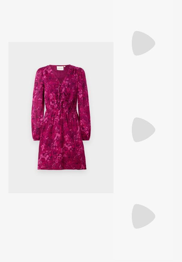 Robe fuchsia avec de longues manches bouffantes et un col en V profond. Présente une taille cintrée et un motif floral sur l'ensemble dans des teintes plus foncées.; Des sandales noires à talons hauts avec des fines lanières au design noué, un bout carré lisse et un talon aiguille élégant.; Sac à main en métal gris clair avec une bandoulière en chaîne, orné de petits clous métalliques ronds et d'un logo de marque triangulaire.; Boucles d'oreilles en argent avec une finition lisse et brillante. Forme arrondie, conception légère, avec un fermoir à tige.