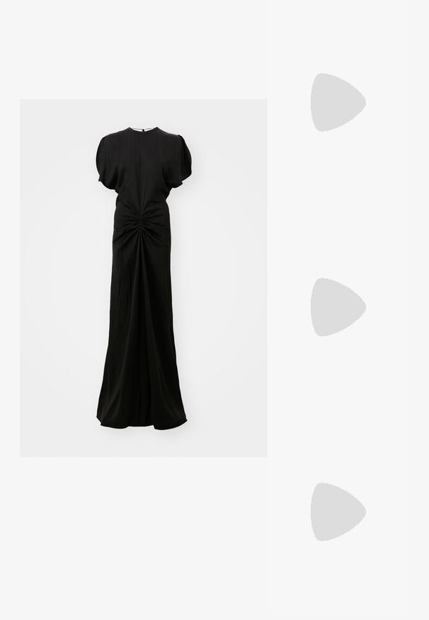 Zwarte jurk tot op de vloer met korte pofmouwen, geplooide details bij de taille en een gladde, vloeiende textuur. Verborgen ritssluiting aan de achterkant.; Zwart patent slingback hak met een spitse neus, voorzien van een gestructureerde slangenprint, verstelbare band en een korte, gestructureerde blokhak.; Zwarte leren schoudertas met twee vo pockets, gouden gespen, ritsluiting en een smalle band. Tekstuur oppervlak en compacte rechthoekige vorm.; Gouden oorbellen met een rechthoekige, heldere kristal die onder een rij kleine, ronde heldere accenten hangt. Strak, modern ontwerp.