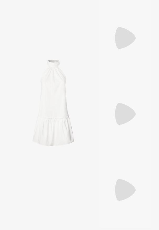 Vestido de halter em algodão branco com decote franzido e bainha em bico. Textura suave, design sem mangas e silhueta até ao joelho.; Sapato slingback preto em pele patentada com bico apontado, tiras no tornozelo apresentando fivelas e acessórios prateados, e um salto elegante.; Bolsa de couro preta com forma curva, alça destacável e detalhes em dourado. A bolsa possui uma aba com detalhe de fivela.; Brincos em tom de ouro com formas onduladas e texturizadas. Inclui studs escultóricos com presilha e um design de argola aberta com um acabamento martelado.