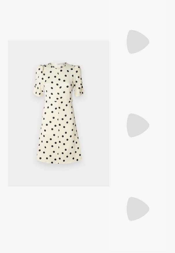 Kratkām piedurknēm kleita krēmveida audumā ar melniem punktiņiem, ar apaļu kakla izgriezumu, pieguļošu jostu un platu svārku.; Melna patentēta ādas dzīvokļu kurpe ar smailu purngalu, potītes siksniņu ar sprādzi un gludu, spīdīgu tekstūru. Zems papēdis komfortam.; Melni pārmēru saulesbrilles ar ģeometrisku formu, kas aprīkotas ar tumšiem stikliem un kontrastējošu pelēku akcentu uz rāmja. Logo uz kājas.; Sudraba riņķveida auskari ar gludu, spīdīgu apdari. Apaļas formas, viegla dizaina, ar aizdari uz stieples.