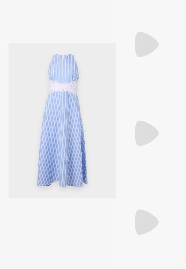 sandro ROBE - Denné šaty - bleu/blanc; Čierne kožené sandále s úzkym prstom, malým opätkom a dekoratívnou sponou na vrchnej časti. Hladká textúra, minimalistický dizajn.; Biele kožené kabelka s textúrovaným povrchom, ktorá má zlatý retiazkový popruh a čierne akcenty. Obsahuje prednú kapsu a zipsové zapínanie.; Náušnice vo forme zlatých kovových kruhov s zakriveným, predĺženým tvarom. Majú hladký, lesklý povrch a zaoblený koniec pre pridanie detailu.