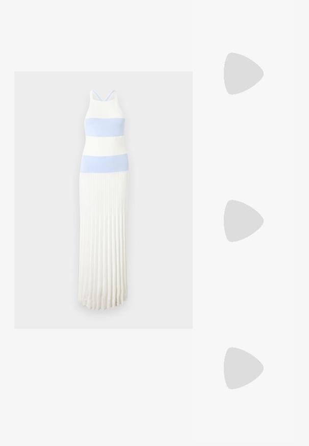 Strikket kjole med vandrette lysblå og hvide striber, der har en tætsiddende overdel, plisseret nederdel og tynde justerbare stropper.; Sort læder højhælet sko med spids tå og metal-sølv hætte. Har en glat finish og en slank hæl på 10 cm.; Sorte rektangulære solbriller med gradientlinser, plastisk ramme og metallisk logoaccent på stangen. Klassisk design med glat overflade.; Sort læder crossbody taske med to frontlommer, guldspænder, lynlåslukning og en slank rem. Struktureret overflade og kompakt rektangulær form.