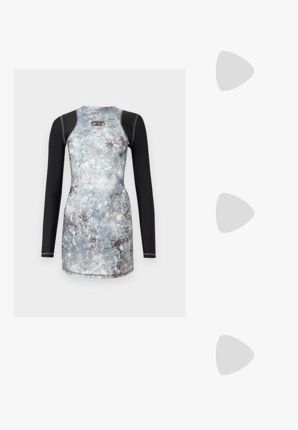 Fato de banho de mangas longas com estampa de galáxia em azul e cinza, com mangas em preto e decote redondo. Design ajustado com costuras planas.; Bota preta de couro até ao tornozelo com bico apontado, salto slim de altura média e detalhe em fivela prateada de lado, contra um fundo simples.; Bolsa de couro preta com um formato curvo, alça fina, fecho de metal prateado e logotipo da Calvin Klein na frente. Textura suave e design minimalista.; Pendentes de argola prateados com um design liso e curvado. Apresentam um acabamento metálico brilhante e fecho de pressão. Sem padrões ou detalhes visíveis.