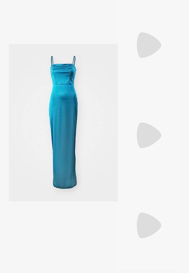 Tamszilona midi kleita teal krāsā ar plānām spageti siksniņām, taisnu dekoltē un pieguļu siluetu, kas pāriet nelielā izpletumā apakšmalā.; Melnā patentēta ādas sandale ar norādītu purngalu, potītes siksniņām ar sudraba sprādzēm un aparatūru, kā arī smalku papēdi.; Melnas ādas rokassoma ar izliekta formu, noņemamu siksnu un zelta aksesuāriem. Somai ir vāciņš ar sprādzes detaļu.; Trīs auskariņu pāri: lieli baltie pērļu auskari, zelta riņķi ar caurspīdīgiem dārgakmeņiem un divi garie, taisnie zelta akcentu auskaru pāri ar spīdīgām detaļām.