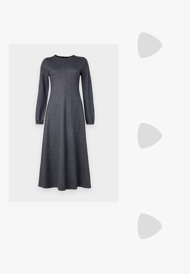 Harmaa pitkähihainen mekko pyöreällä pääntiellä, jossa on kalanruoto-kuvio, istuva yläosa ja levenevä hameosa. Takana vetoketjukiinnitys.; Mustat nahkakengät, joissa on avonainen takaosa ja kärjessä terävä muoto, koristevyöt, joissa on metalliset reiät, sekä matala lohkoepohja. Teksturoitu pinta.; Mustan nahka-buckettikassi, jossa on teksturoitu pinta, kultaiset metalliosat ja avoin yläosa. Ominaisuuksiin kuuluu lyhyt kahva ja säädettävä olkahihna.; Korolliset kultasävytteiset korvakorut, joissa on kierretty muotoilu, sileä ja kiiltävä pinta sekä pyöreät muodot. Jokaisen koko on noin 5 senttimetriä.