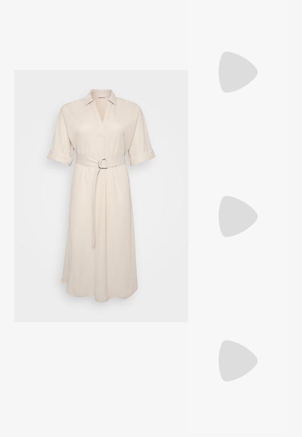 Bež obleka s kragnjo in zavihanimi rokavi, z pasom z okroglo sponko, obešena na preprostem ozadju.; Bela ravna čevlja s koničastim nosom, okrašena s srebrnimi žebljički, ima zaponko preko instep-a in svetlo rjavo podplato.; Rumena pletena torbica za ključe z zapiralom, odstranljivim zapestnim trakom in zlatim verižnim poudarkom. Gladka tekstura in pravokotna oblika.; Srebrni obroči za ušesa z gladko, polirano površino. Okrogla oblika in varna zaponka s klikom. Lahka zasnova, primerna za vsakodnevno nošenje.