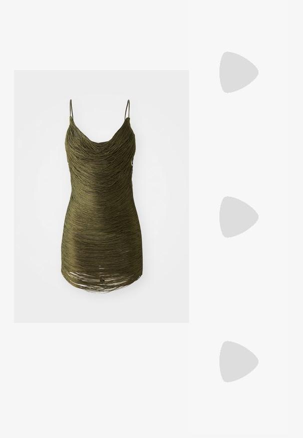 Svetlozelené šaty s drapovaným dizajnom, s textúrovanými líniami látky, tenkými ramienkami a zakriveným výstrihom.; Čierna kožená vysoká topánka na podpätku s členkovým remienkom, špicatou špičkou a štvorcovým hrubým podpätkom. Hladká textúra s minimalistickým dizajnom.; Biely kožený kabelka s zakriveným tvarom, nastaviteľným popruhom a malým detailom pracky. Model nosí priliehavý čierny outfit.; Strieborný prsteň s dvojitým pásikom s hladkým, lesklým povrchom. Má plynulý, zakrivený dizajn s prekryvajúcimi sa časťami pre moderný vzhľad.