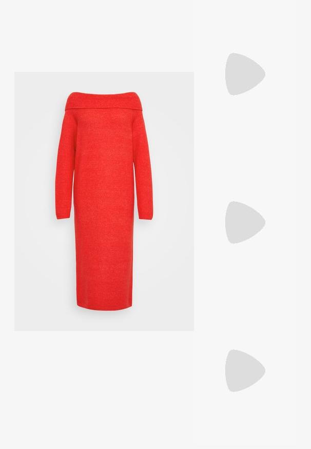 Abito a maglia rosso off-the-shoulder, maniche lunghe, lunghezza media, texture liscia, design essenziale e collo a costine.; Stivale alla caviglia nero in pelle liscia con punta affilata e tacco spesso e rettangolare. Presenta un bordo superiore cucito per un tocco di dettaglio in più.; Zign MURREN LEATHER - Borsa a mano - dark red; Orecchini a cerchio in metallo argento con finitura spazzolata, caratterizzati da un design circolare e un gancio trasparente sul retro per una vestibilità sicura.