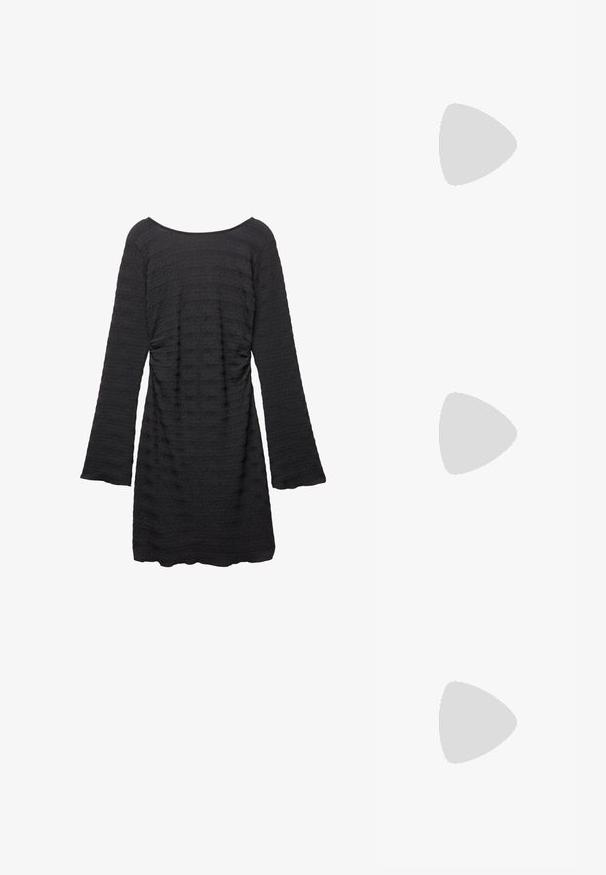 Schwarzes Kleid mit langen Glockenärmeln, strukturiertem Stoff mit horizontalen Streifen, rundem Ausschnitt und gerafften Seitendetails.; Schwarze Lackleder-Slingback-High Heels mit spitzem Schuh und einem geometrischen Blockabsatz. Verfügt über ein schlankes, minimalistisches Design und eine glatte Textur.; Quadratische Sonnenbrillen mit braunen Gläsern und einem dünnen schwarzen Metallrahmen. Verfügt über schräg gestaltete Bügel und verstellbare Nasenpads für zusätzlichen Komfort.; Schwarze Lederhandtasche mit geschwungener Form, abnehmbarem Tragegurt und goldenen Beschlägen. Die Tasche verfügt über einen Deckel mit einer Schnallen-Details.