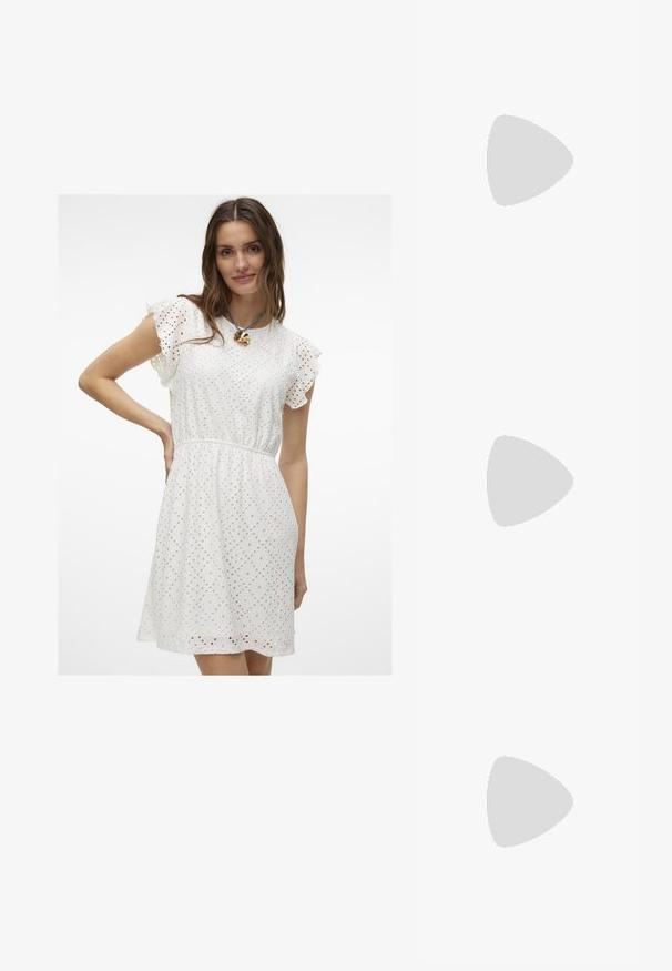 Hvit broderte kjole med volangermper, innsnevret midje og geometrisk utskjæringsmønster. Glatt tekstur og knelange design.; Sorte lær balletflade sko med spidse tær, struktureret overflade og en lille sløjfe-detail ved forfoden. Lav, flad hæl.; Svarte solbriller med brune fargede linser; rektangulær form med tykk ramme, inkludert subtile hardware-detaljer på stengene.; Svart semsket crossbody-veske med glidelås, flat rektangulær design og avtagbar stropp for allsidighet. Glatt tekstur, minimalistisk stil.