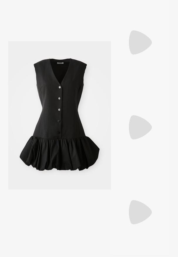 Rochie neagră fără mâneci, cu decolteu în V adânc, cu închidere butonată și tiv cu volane. Fabricată dintr-un material neted, cu un corset structurat și o textură moale.; Pantofi cu toc slingback negri din patent, cu vârf ascuțit, cu imprimeu de șarpe texturat, curea ajustabilă și toc scurt texturat.; Geantă neagră din piele, tip crossbody, cu două buzunare frontale, catarame aurii, închidere cu fermoar și o curea subțire. Suprafață texturată și formă rectangulară compactă.; Cercei din metal auriu, cu un design curbat și alungit. Au o suprafață netedă și strălucitoare, cu un vârf rotunjit pentru un detaliu suplimentar.