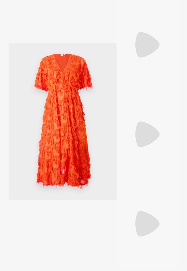 YAS YASPAZYLLA DRESS - Kokteiļkleita/ballīšu kleita - cherry tomato; Sudraba slingback augstpapēžu kurpe ar norādītu purngalu, metālisku apdari, diviem dekoratīviem siksniņām un plānu papēdi ar melnu galu.; Sudraba metāla sirds formas soma ar divām rokturēm, ķēdes siksnu un gludu faktūru. Iespējas ietver metāla furnitūru un izšūtas malas.; Sudraba divu joslu gredzens ar gludu, pulētu virsmu. Iezīmējas ar plūstošu, izliekta dizaina struktūru ar pārklājošām sekcijām modernam izskatam.