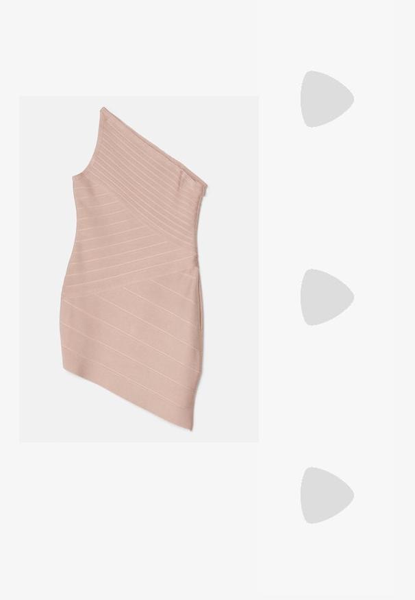 Hervé Léger ICON ASYMMETRICAL MINI DRESS - Kokteilikleit/peokleit - bare; Pruunist lakknahast sandaal-kontsad, millel on terav ninakujuline varvas, reguleeritavad rihmad ja dekoratiivsed kinnitused ees. Kontsa kõrgus 7,5 cm.; Musthave mustkott, mis on valmistatud tekstuuriga sünteetilisest materjalist, kahes käepidemes, millel on kuldne logo plaat ja väike märgistus koos aksendiga.; Kullatud jalgraduppidega kõrvarõngad, millel on selge kristalliga kaunistatud disain, graveeritud "GUESS" bränding ja sile viimistlus.
