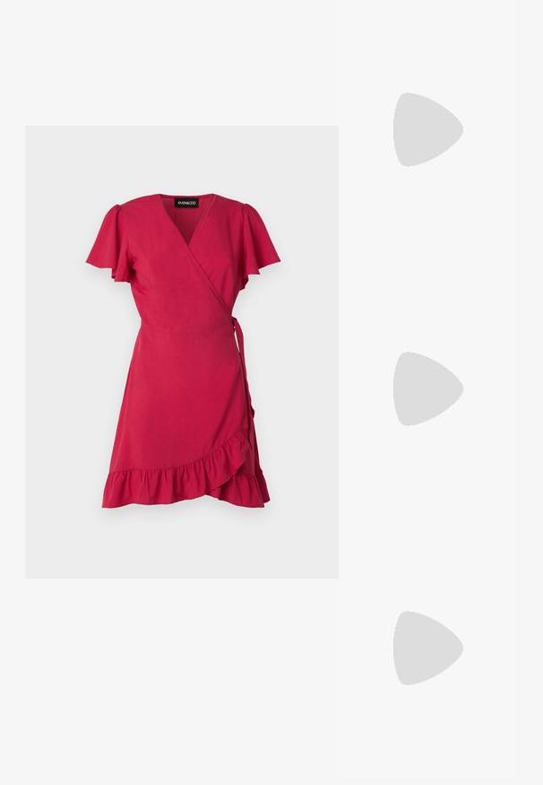 Even&Odd Freizeitkleid - red; Schwarze Plateausandalen mit dünnen, kreuzweise verlaufenden Riemen und einer quadratischen Schnalle. Glatte Textur und ein breiter, klobiger Absatz für Stabilität.; Braune Schildpatt-Sonnenbrille mit einer Vintage-Cat-Eye-Form und braunen Gläsern. Verfügt über gebogene Bügel mit roten Akzenten.; Silberne Creolen mit gedrehter Gestaltung, ausgestattet mit einer polierten Oberfläche und einer Steckverschluss. Sie haben einen Durchmesser von ca. 3 cm.