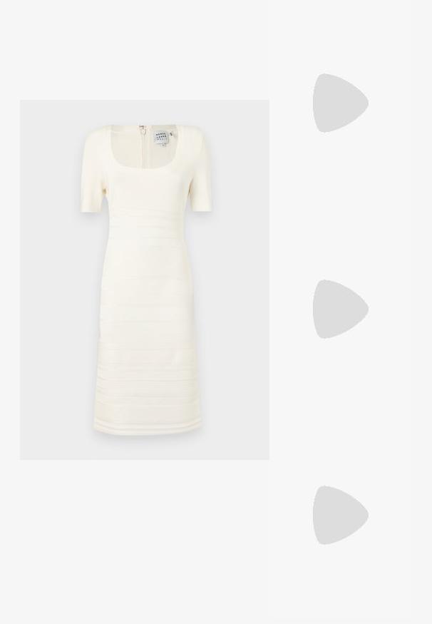 Rochie albă din tricot cu caneluri, cu decupaj pătrat și mâneci scurte; are modele texturate orizontale și închidere cu fermoar la spate.; Sandale cu toc înalt din piele neagră, cu barete pentru glezne. Prezintă o textură netedă, vârf deschis și un toc subțire. Detalii cu cataramă de culoare aurie.; Geantă de mână neagră din piele texturată, cu un model în diamant, curea din lanț cu ton auriu și un mânere superior cu o închidere cu clapetă embosată cu logo.; Lacate în formă de inimă, argintii, cu inscripții gravate "DA" și "NU", finisaj lustruit, design simetric și un închizător robust din metal.