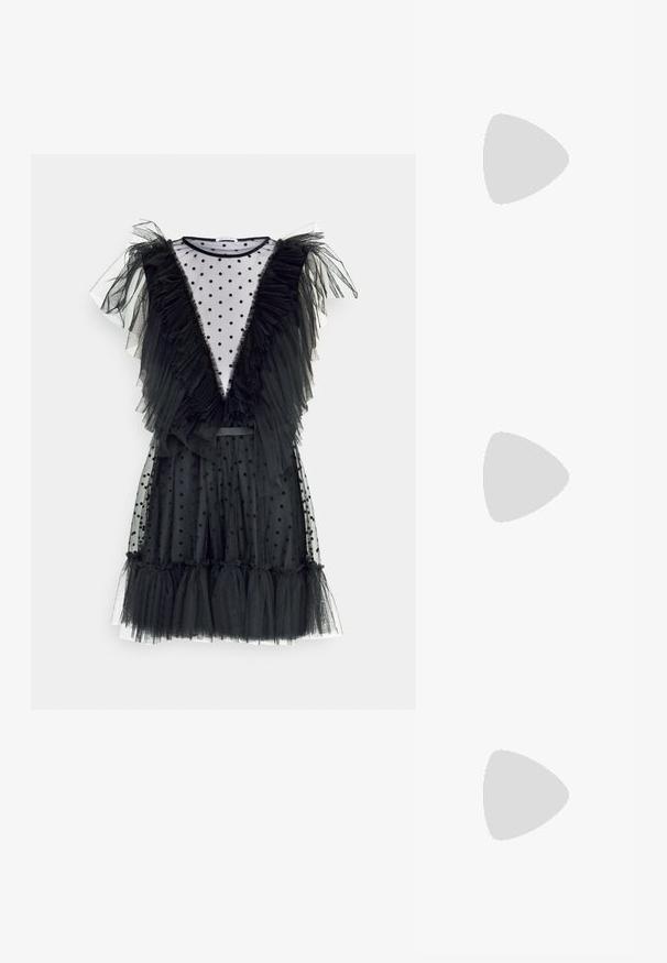 Robe noire avec superpositions en tulle transparent, motif à pois, détails froncés et manches courtes. Design en V avec ourlet froncé.; Ballerines en cuir noir avec un bout rond, texture lisse, détails de couture minimalistes et design de semelle flexible.; Sac seau en cuir noir avec une finition texturée, accents en matériel doré et une ouverture en haut. Il dispose d'une courte poignée et d'une sangle d'épaule réglable.; Boucles d'oreilles avec clou en métal doré et design torsadé. Chaque boucle d'oreille est dotée d'un arrière transparent circulaire pour un port sécurisé.